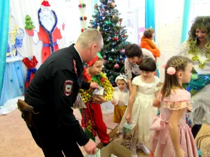 Сотрудники полиции поздравили детей с Новым годом м