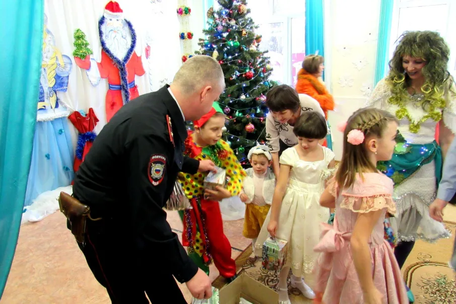 Сотрудники полиции поздравили детей с Новым годом м
